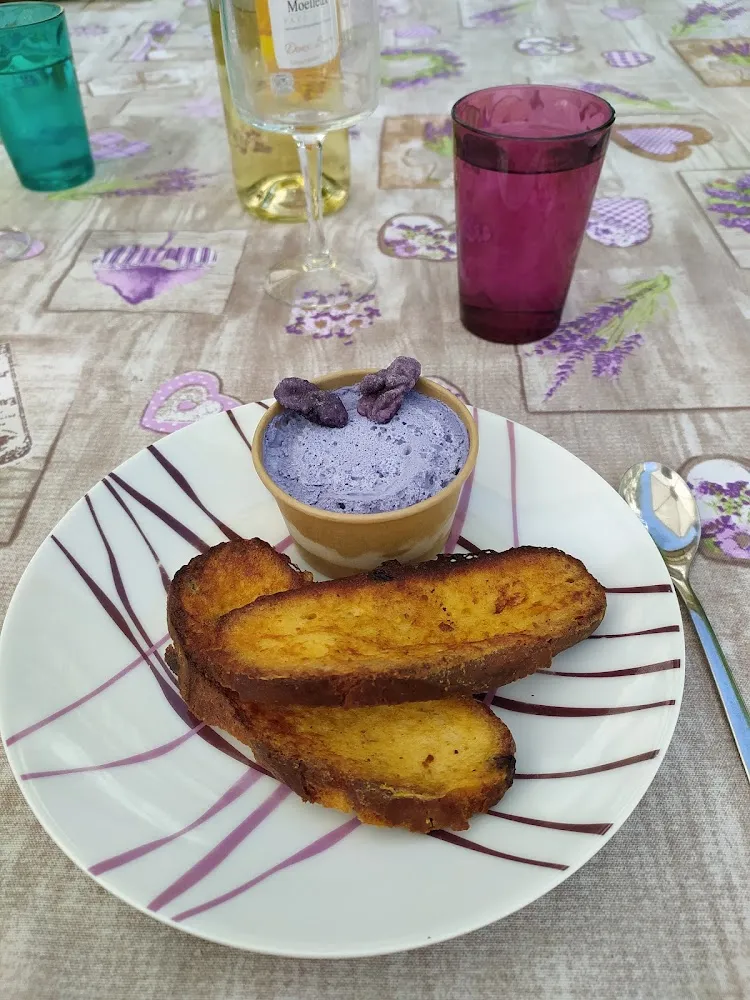 Paneton En Façon Pain Perdu Avec Glace À la Violette Du Barbacane
